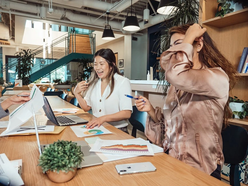 Team di professionisti che collabora a una strategia di marketing sostenibile.